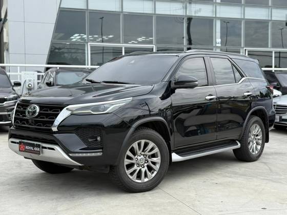 TOYOTA HILUX SW4 2.8 D-4D TURBO DIESEL SRX 7L 4X4 AUTOMÁTICO TOYOTA HILUX SW4 2.8 D-4D TURBO DIESEL SRX 7L 4X4 AUTOMÁTICO